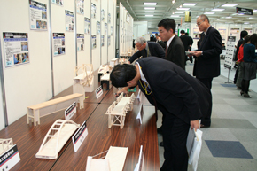 展示模型の審査風景