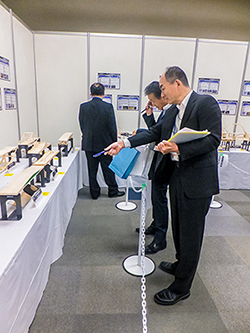展示模型の審査風景