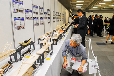 展示模型の審査風景