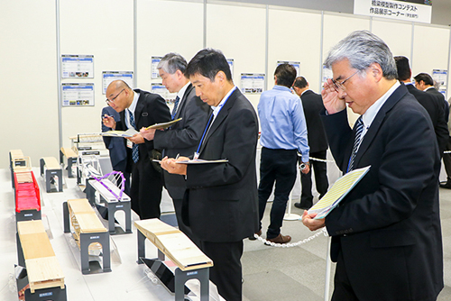 展示模型の審査風景