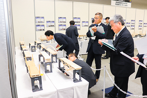 展示模型の審査風景