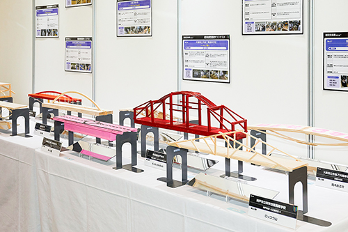 橋梁模型展示会場の様子